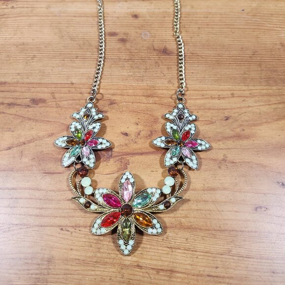 Nwt Womens Bib Necklace Flowers Crystals Gold-Tone - Picture 3 of 4